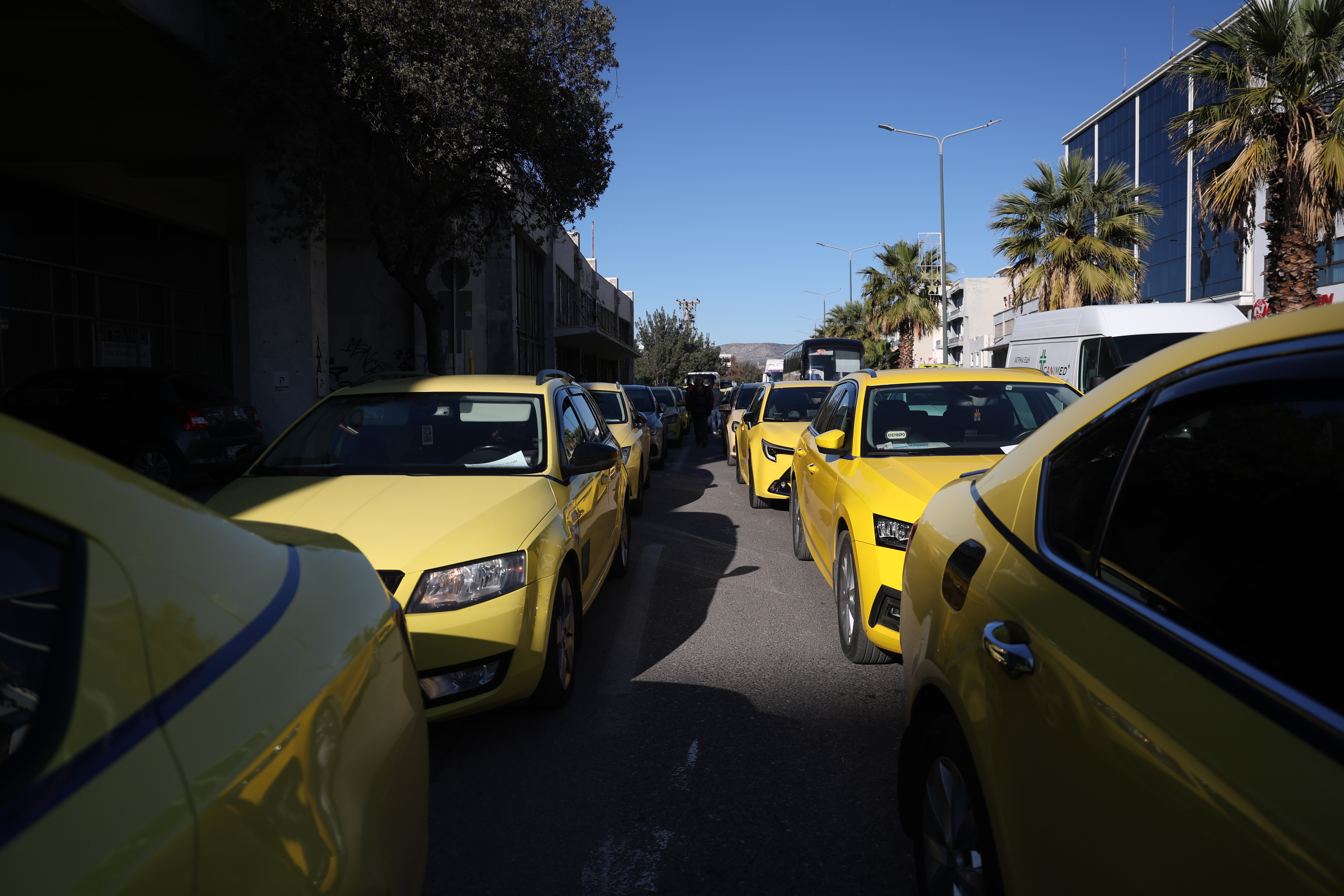 Πορείες ταξί σε Αθήνα και Θεσσαλονίκη – Ζητούν παράταση για την ηλεκτροκίνηση-2