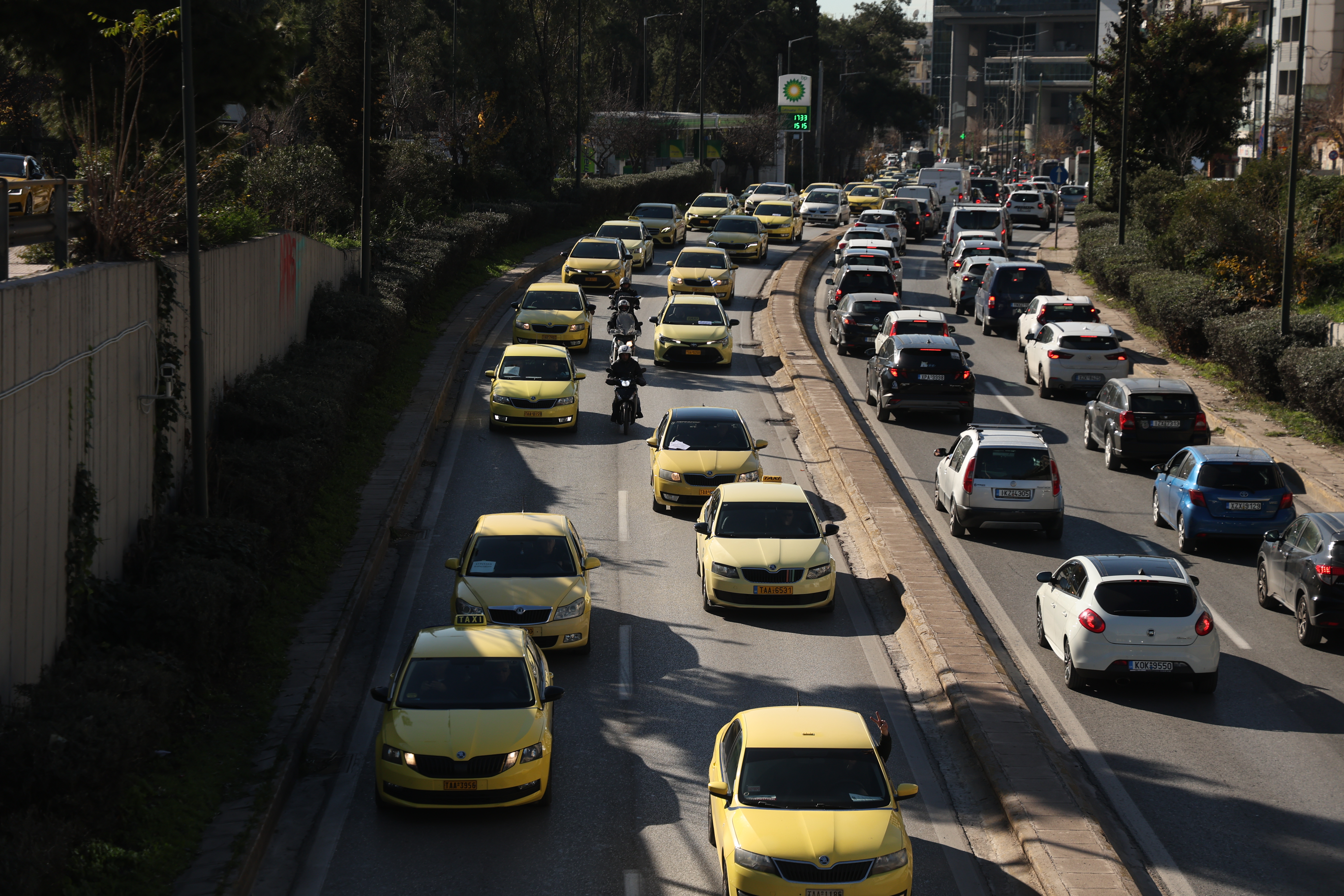 Πορείες ταξί σε Αθήνα και Θεσσαλονίκη – Ζητούν παράταση για την ηλεκτροκίνηση-3