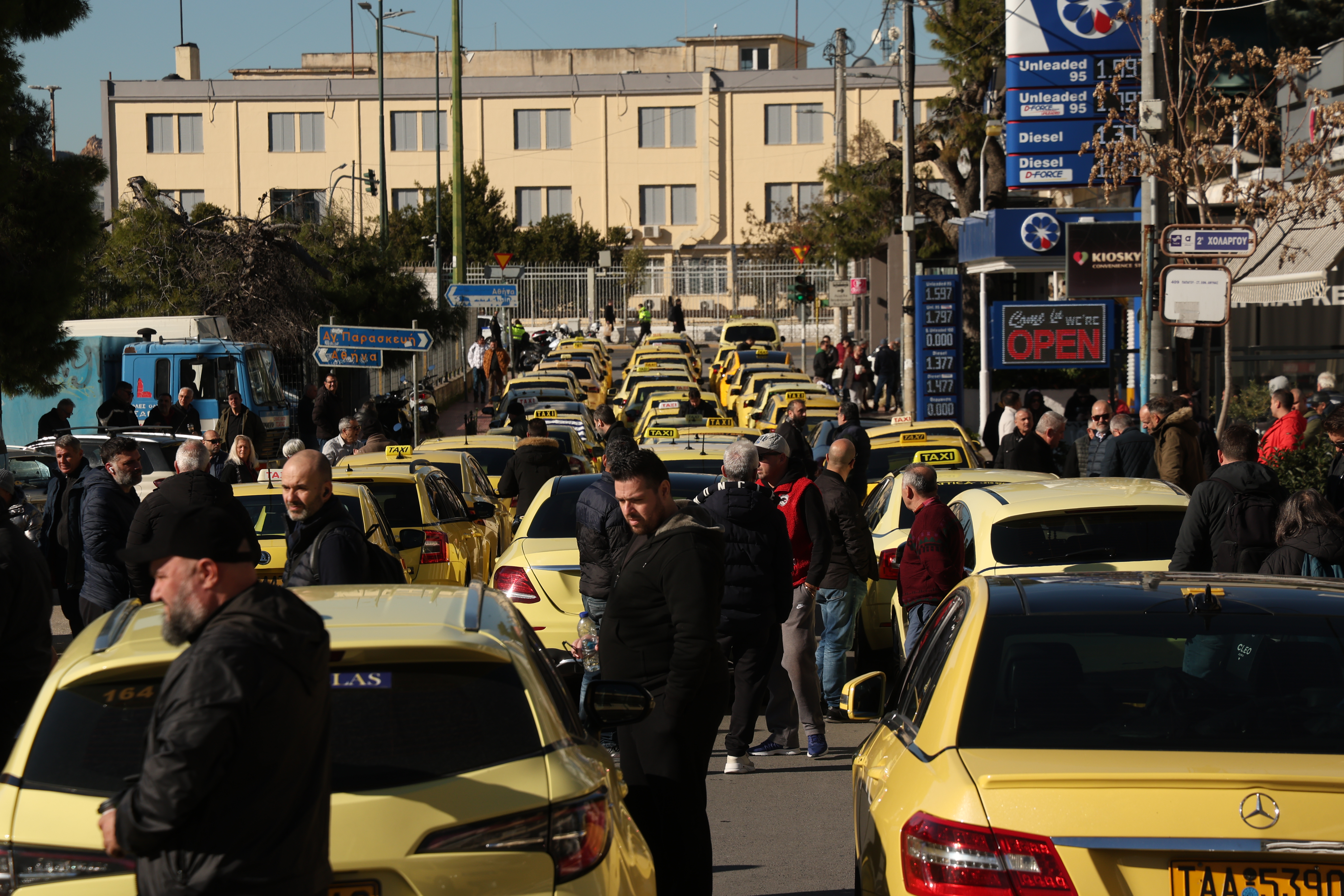 Πορείες ταξί σε Αθήνα και Θεσσαλονίκη – Ζητούν παράταση για την ηλεκτροκίνηση-1