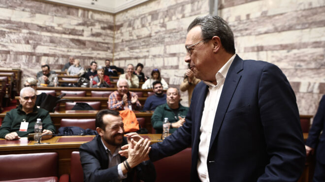 ενέσεις-ηθικού-στον-συριζα-από-φάμελλ-564024526