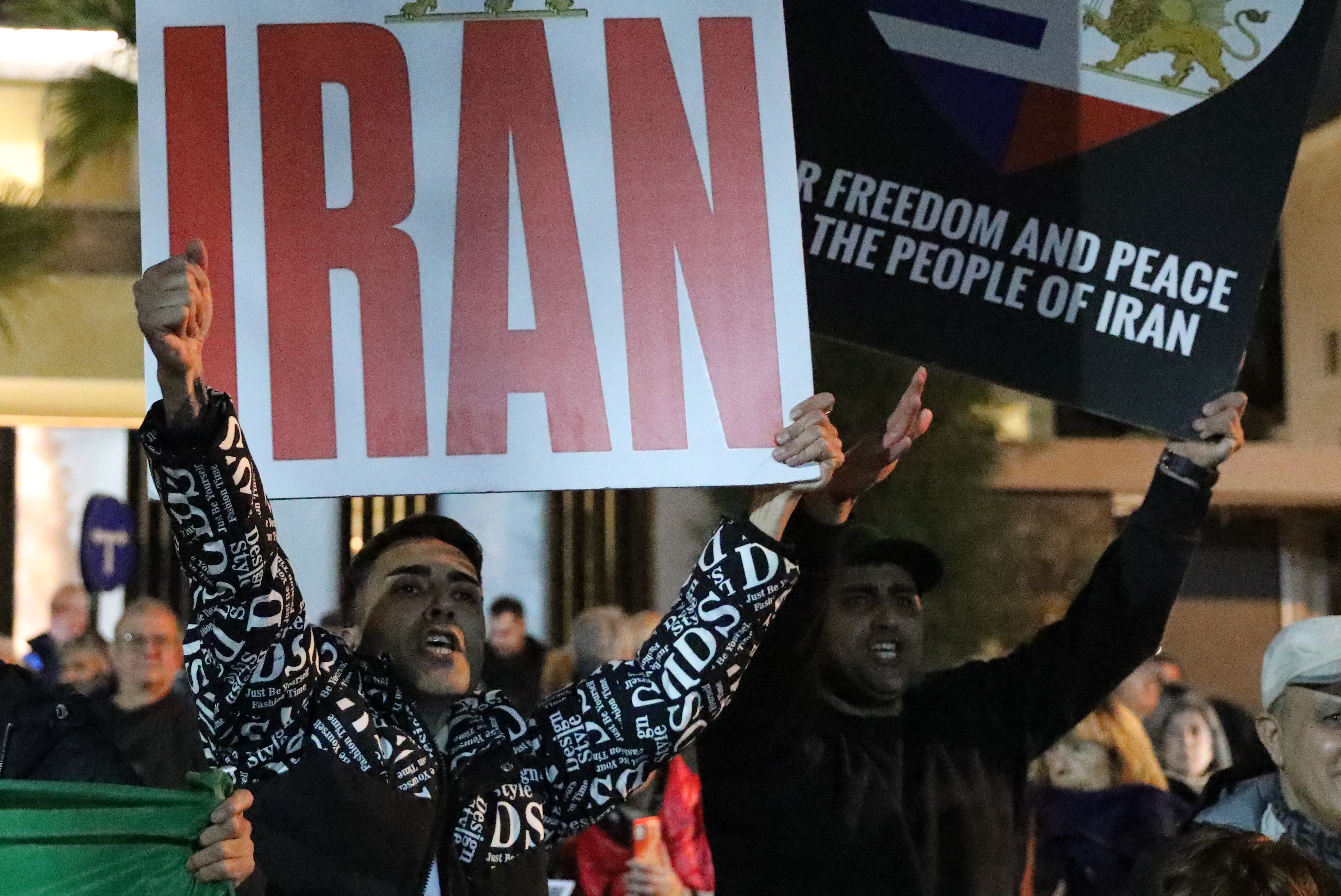 Συγκέντρωση συμπαράστασης έξω από την πρεσβεία του Ιράν στο Ψυχικό-1