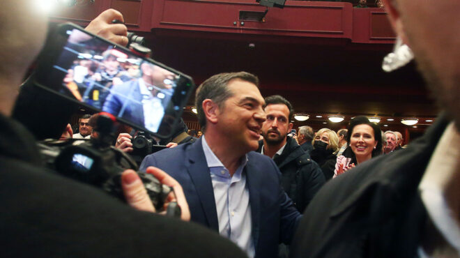 θεωρείο-χλιαρά-χειροκροτήματα-564030793