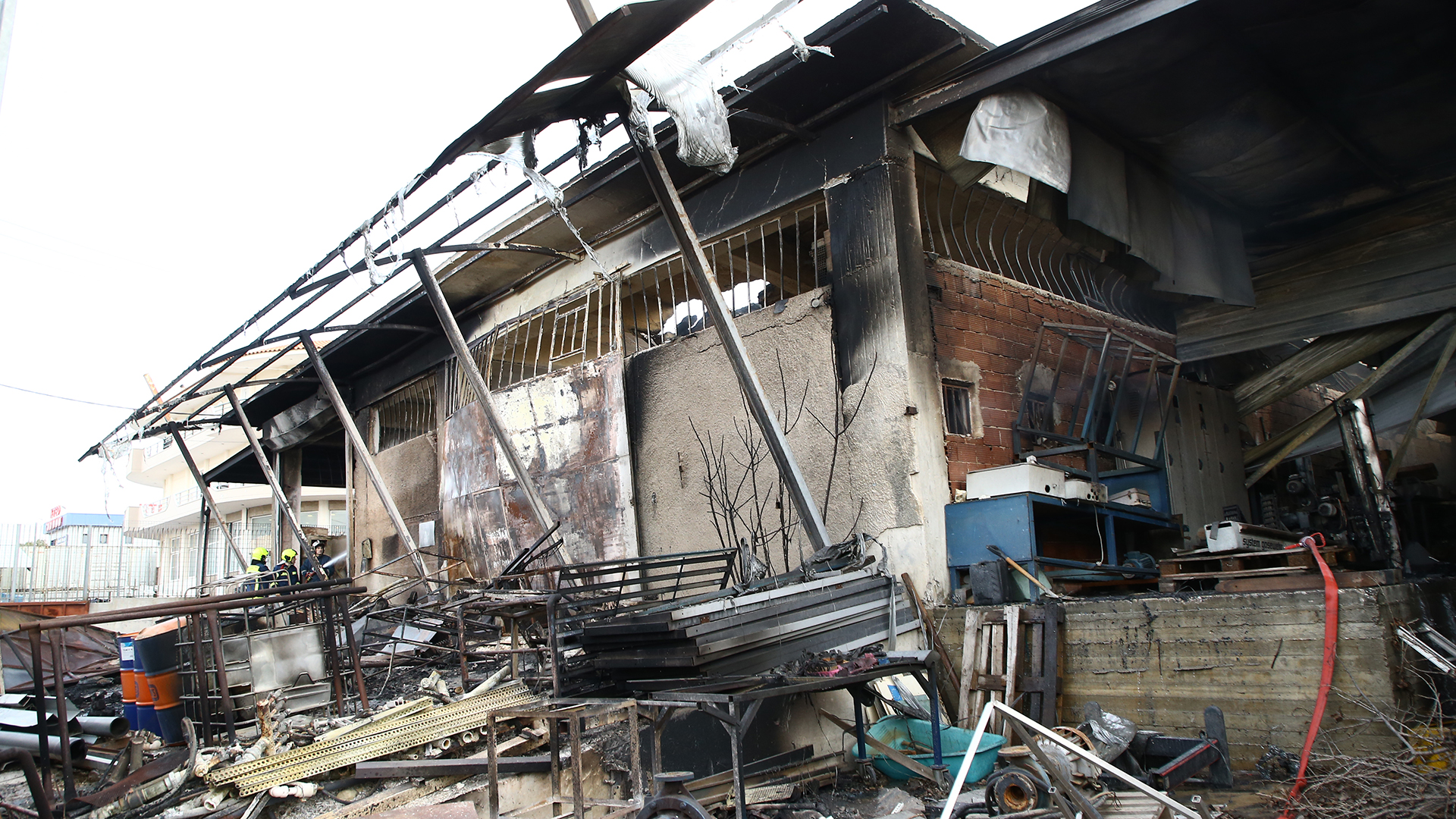 Μενίδι: Υπό έλεγχο η φωτιά στο εργοστάσιο πλαστικών – Εκτεταμένες οι ζημιές [φωτογραφίες]-2