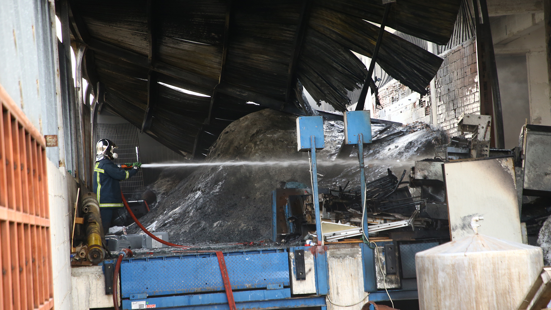 Μενίδι: Υπό έλεγχο η φωτιά στο εργοστάσιο πλαστικών – Εκτεταμένες οι ζημιές [φωτογραφίες]-1