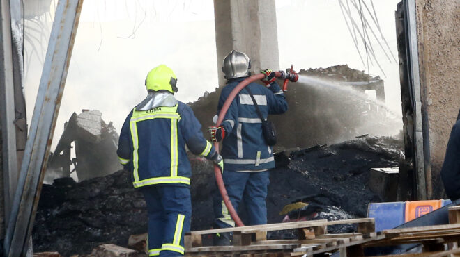 μενίδι-υπό-έλεγχο-η-φωτιά-στο-εργοστάσ-564029038