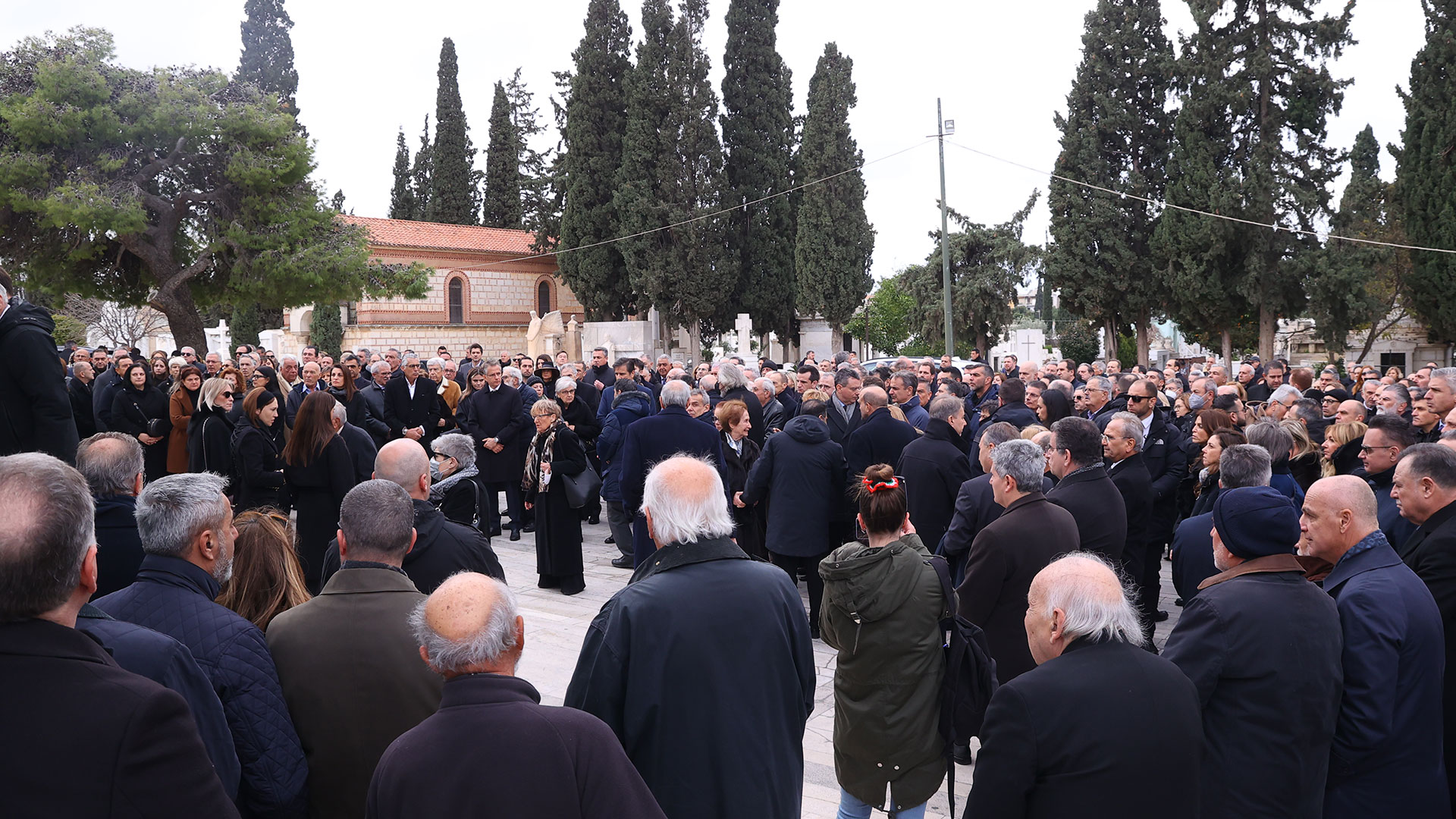 Νίκος Στασινόπουλος: Πλήθος κόσμου στο «ύστατο χαίρε» στο Α΄ Νεκροταφείο-4