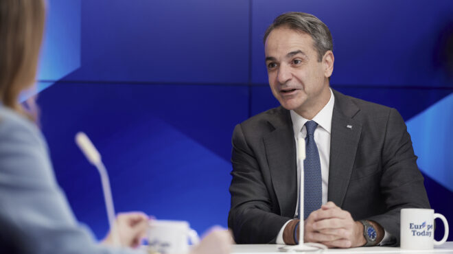 σχοινοβασία-μεταξύ-βρυξελλών-και-ουά-564037792