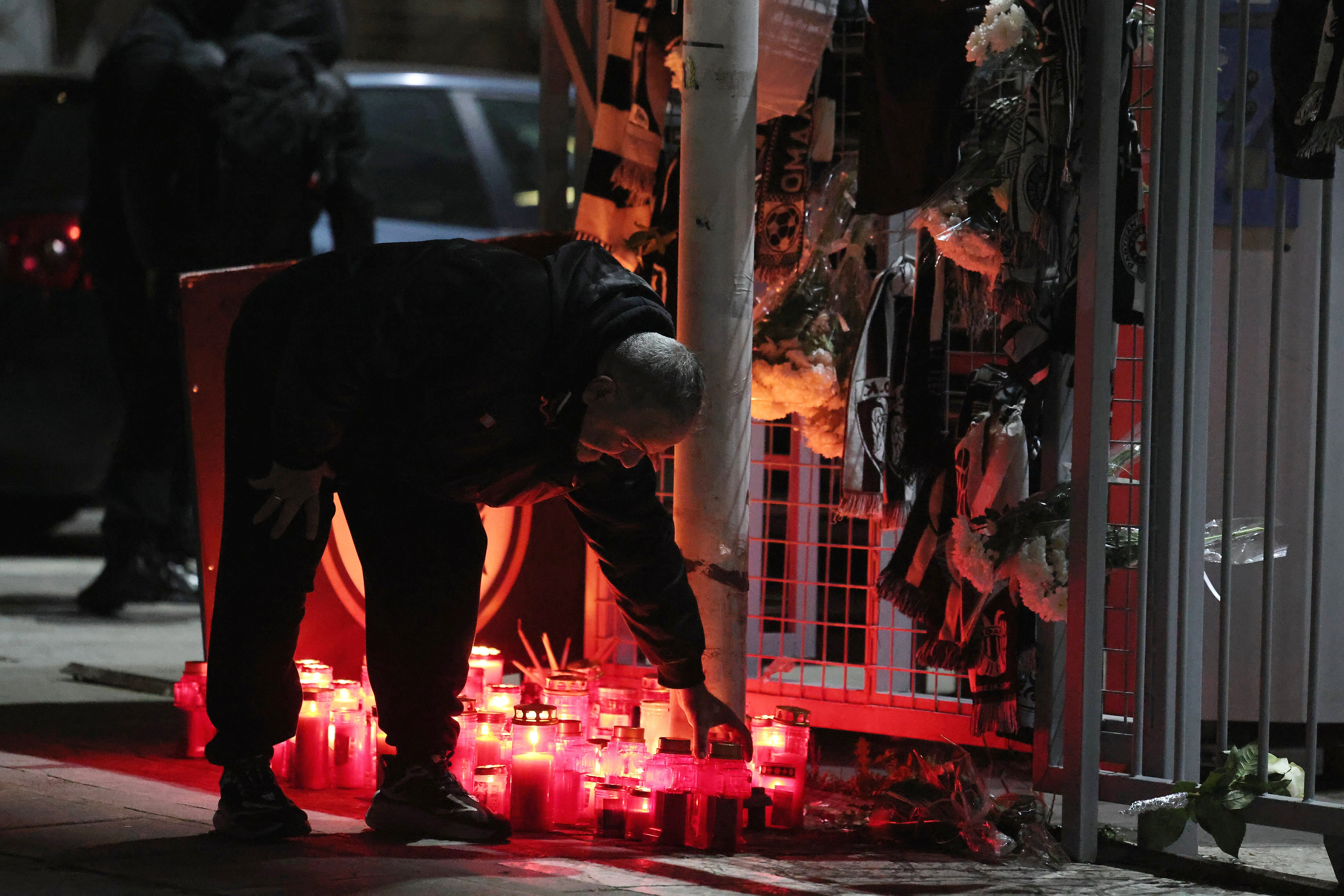 Λουλούδια, κεριά και μεσίστιες σημαίες στην Τούμπα για τους αδικοχαμένους φιλάθλους του ΠΑΟΚ [βίντεο]-1