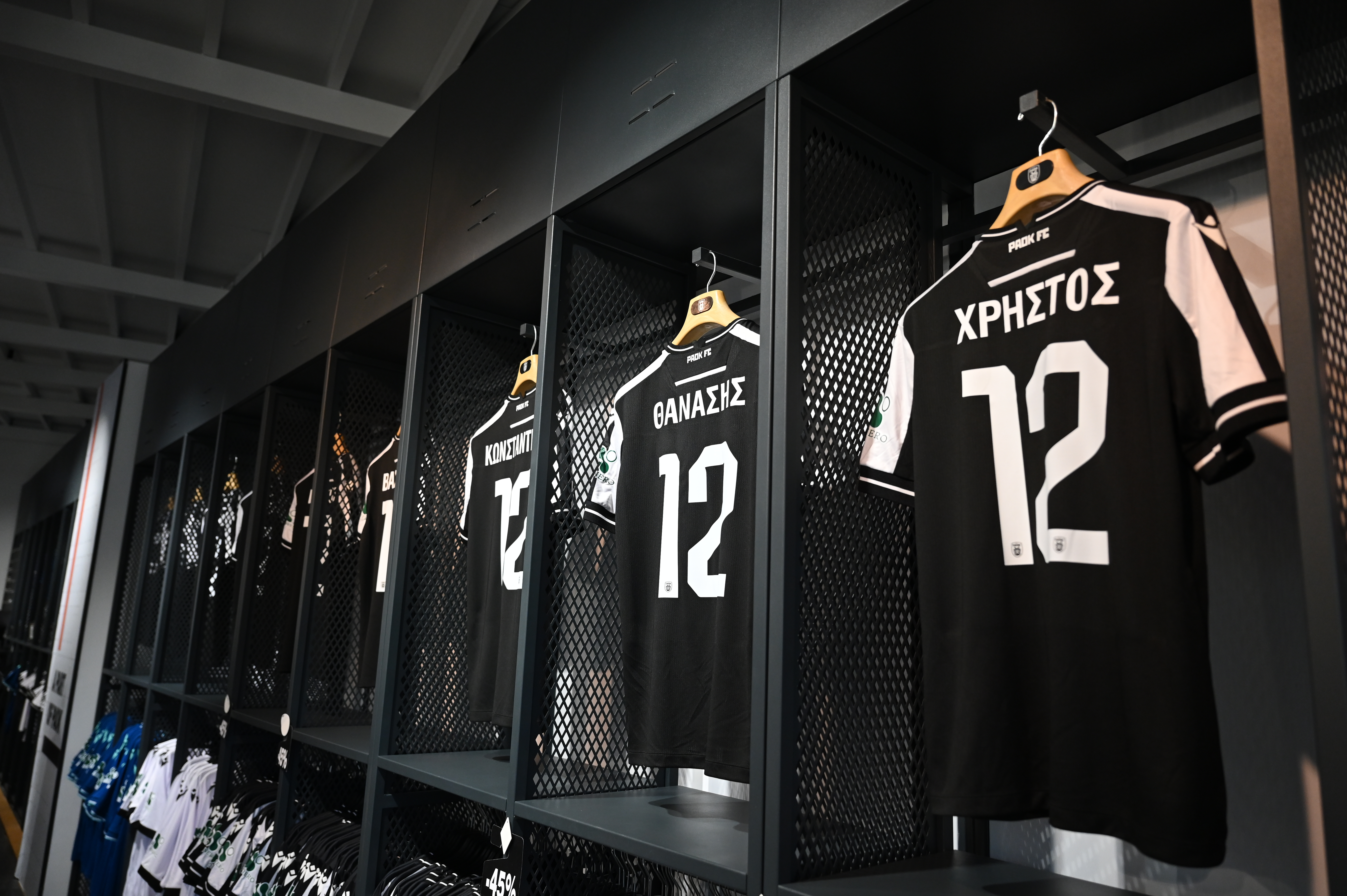 «Αθάνατοι»: Φανέλες με τα ονόματα των αδικοχαμένων οπαδών στην μπουτίκ του ΠΑΟΚ-1