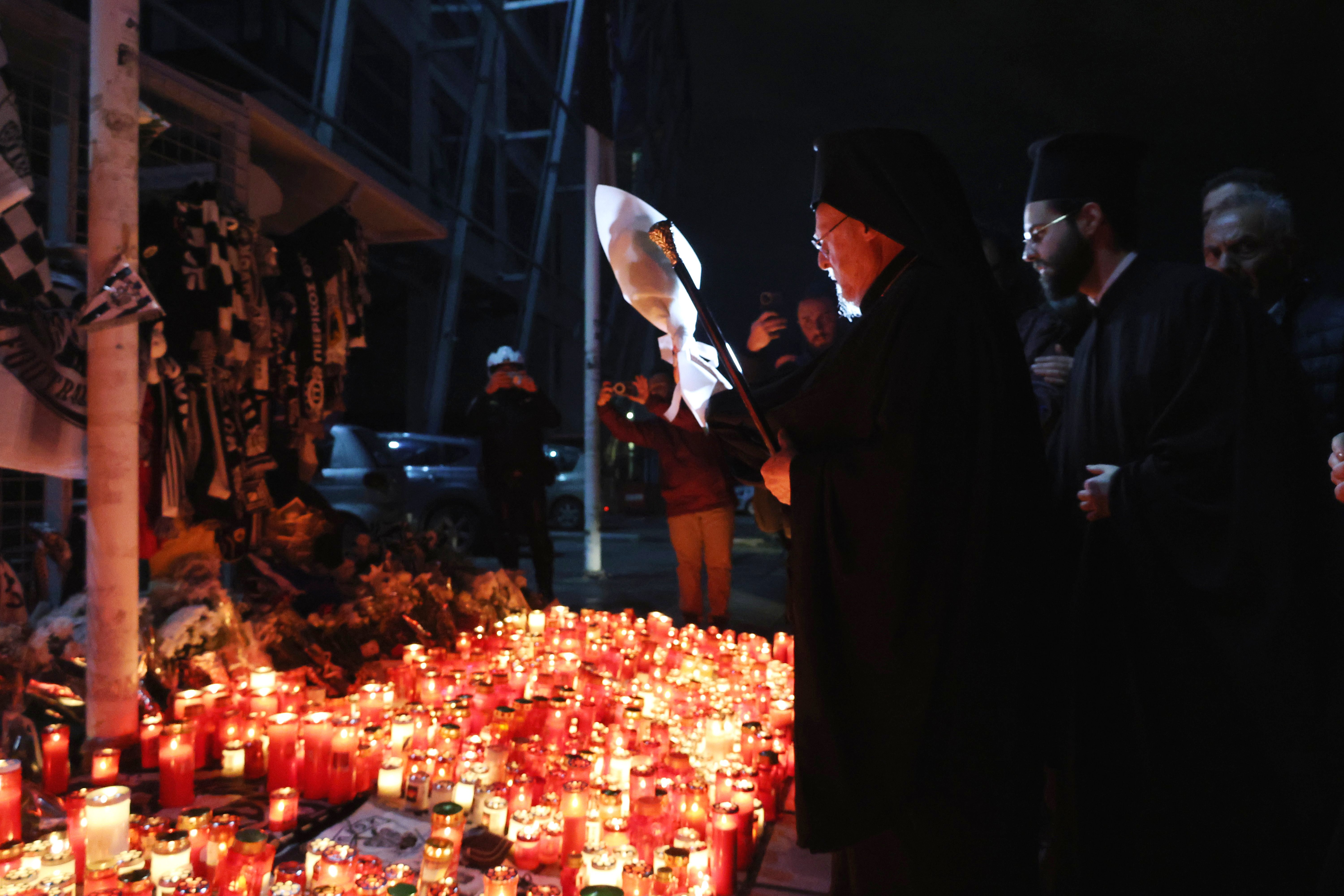 Στην Τούμπα ο Πατριάρχης Βαρθολομαίος: Αφησε λουλούδια στη μνήμη των νεκρών φιλάθλων του ΠΑΟΚ-3