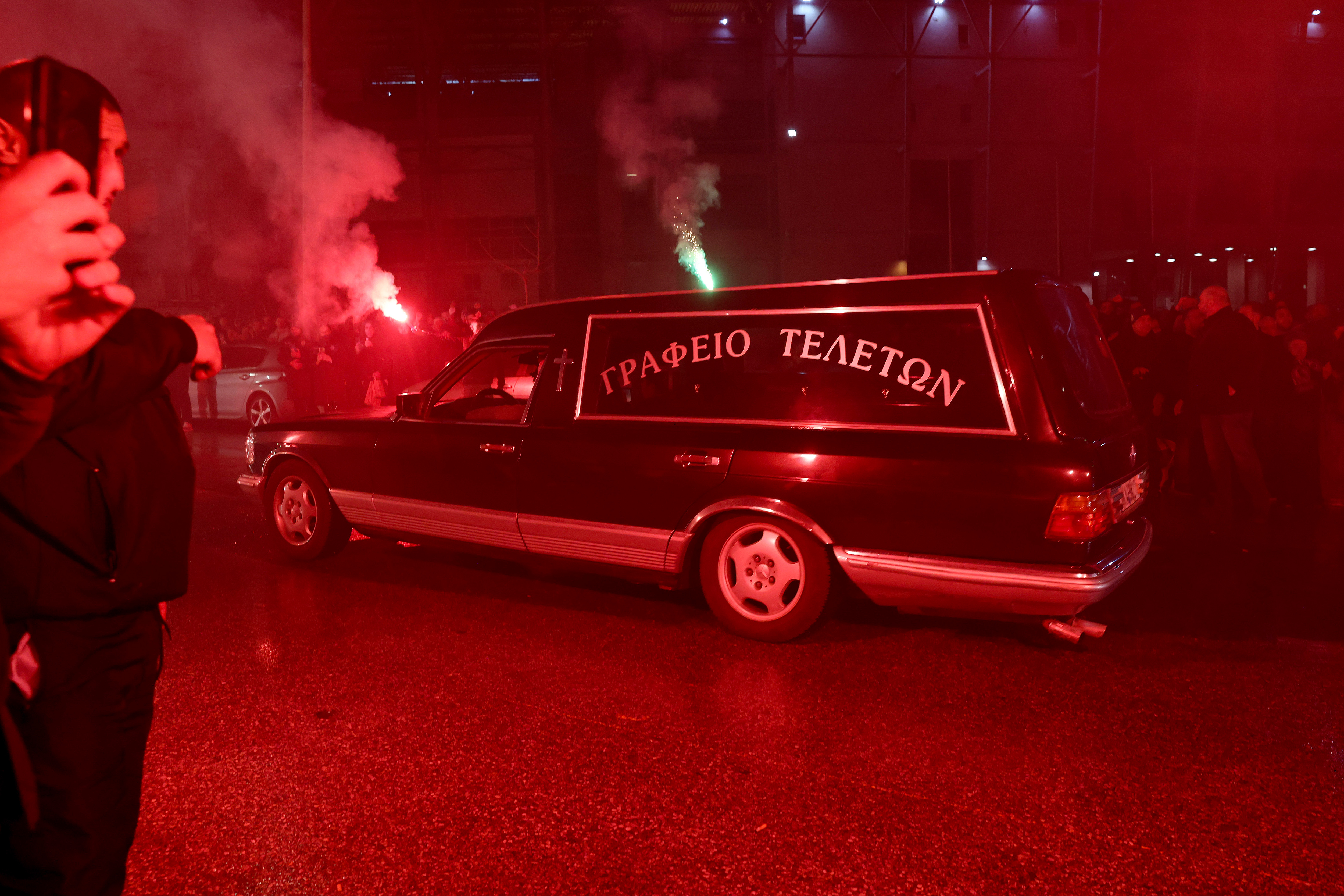 Πλήθος κόσμου στην Τούμπα για την υποδοχή των 7 σορών [εικόνες – βίντεο]-4