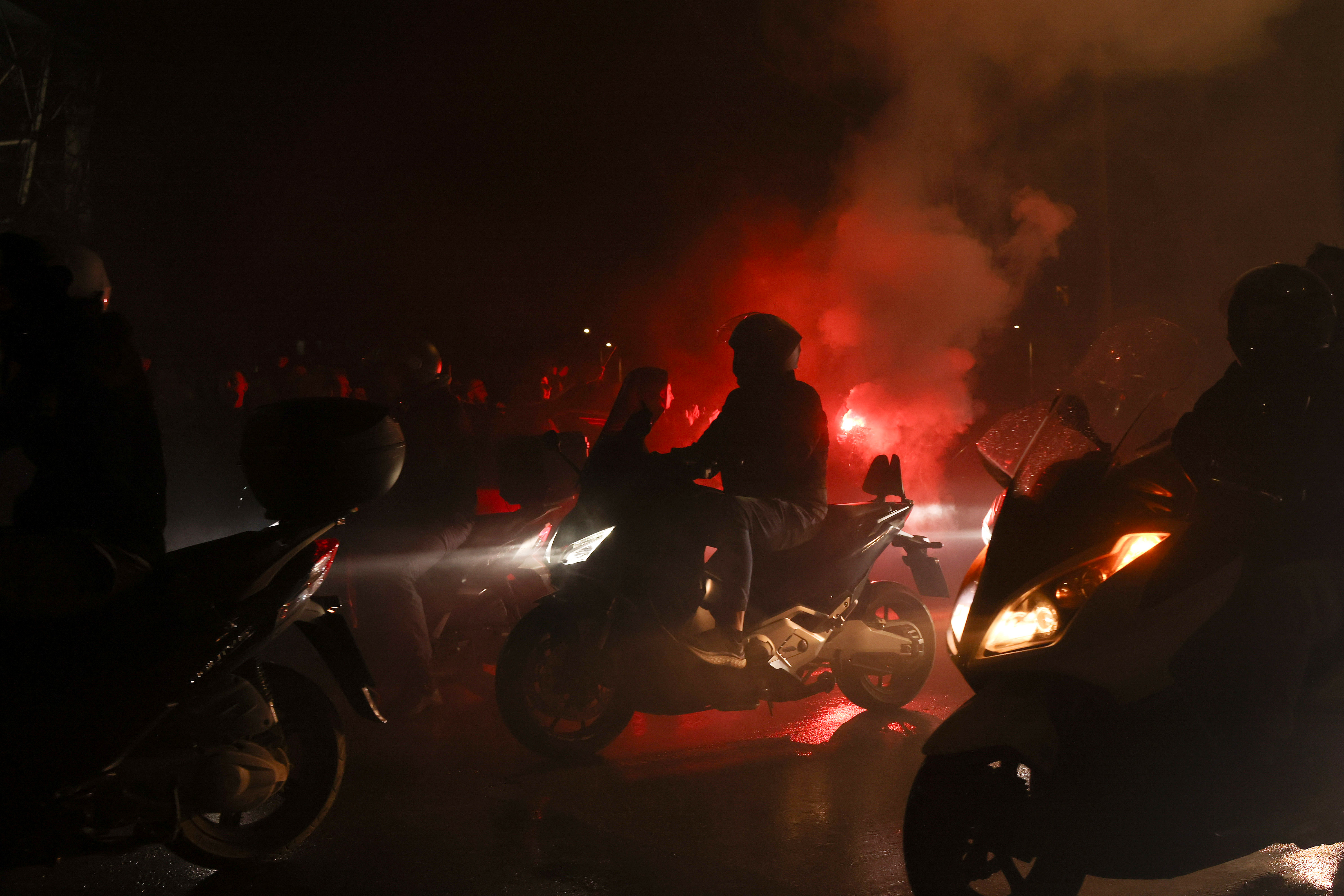 Πλήθος κόσμου στην Τούμπα για την υποδοχή των 7 σορών [εικόνες – βίντεο]-2