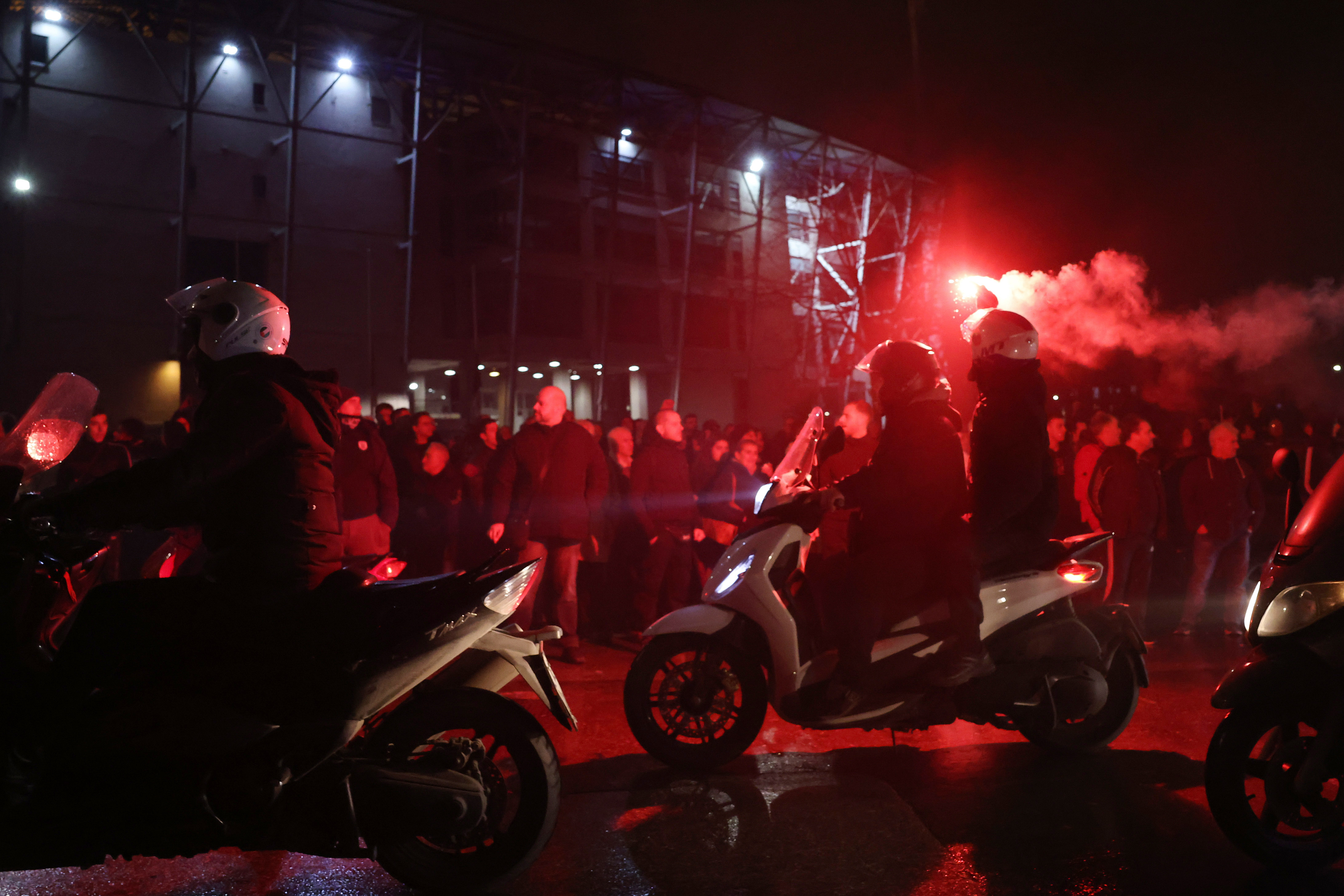 Πλήθος κόσμου στην Τούμπα για την υποδοχή των 7 σορών [εικόνες – βίντεο]-3