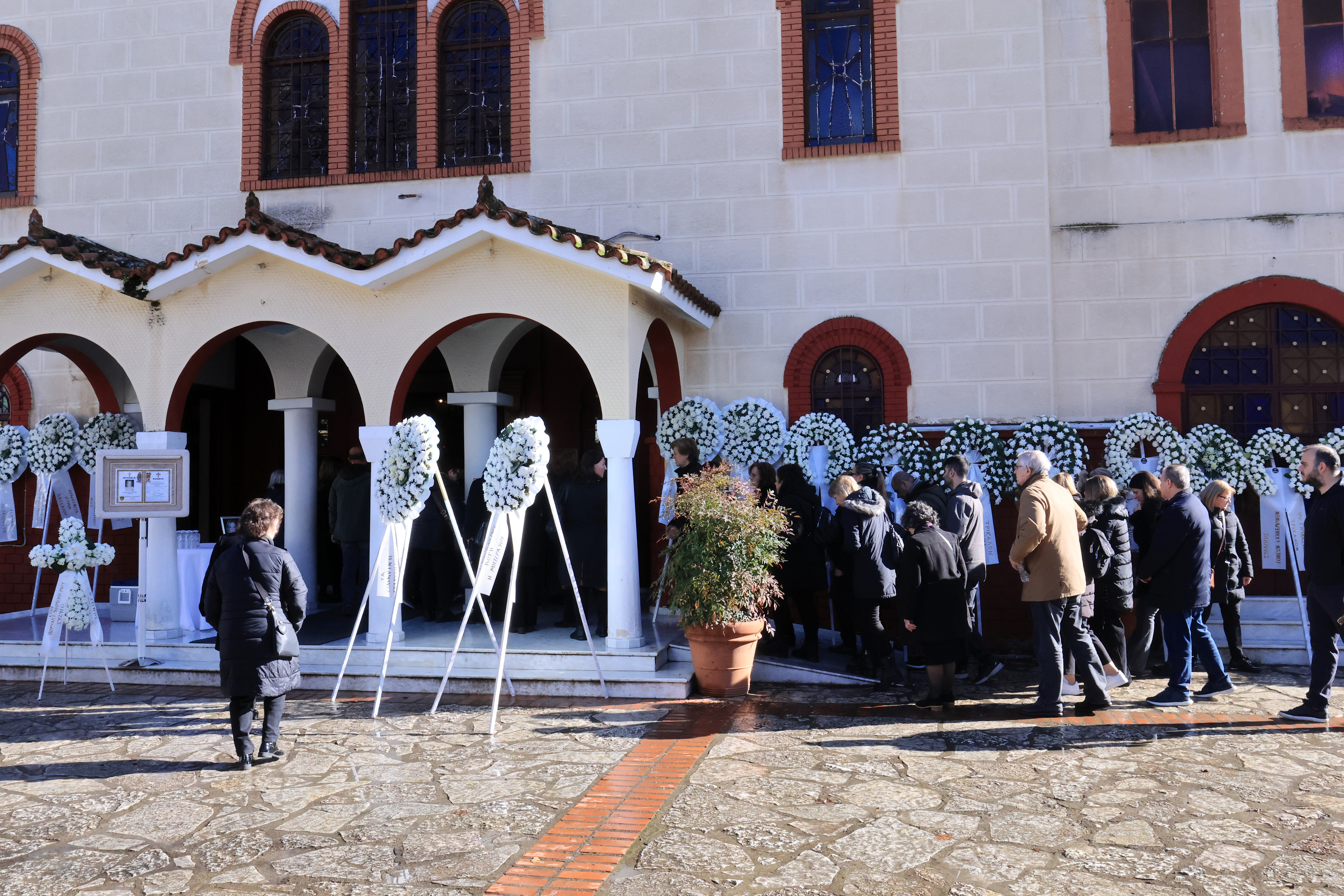 Τρίκαλα: Τελευταίο αντίο στη 45χρονη Ελένη που σκοτώθηκε στο εργοστάσιο «Βιολάντα»-4