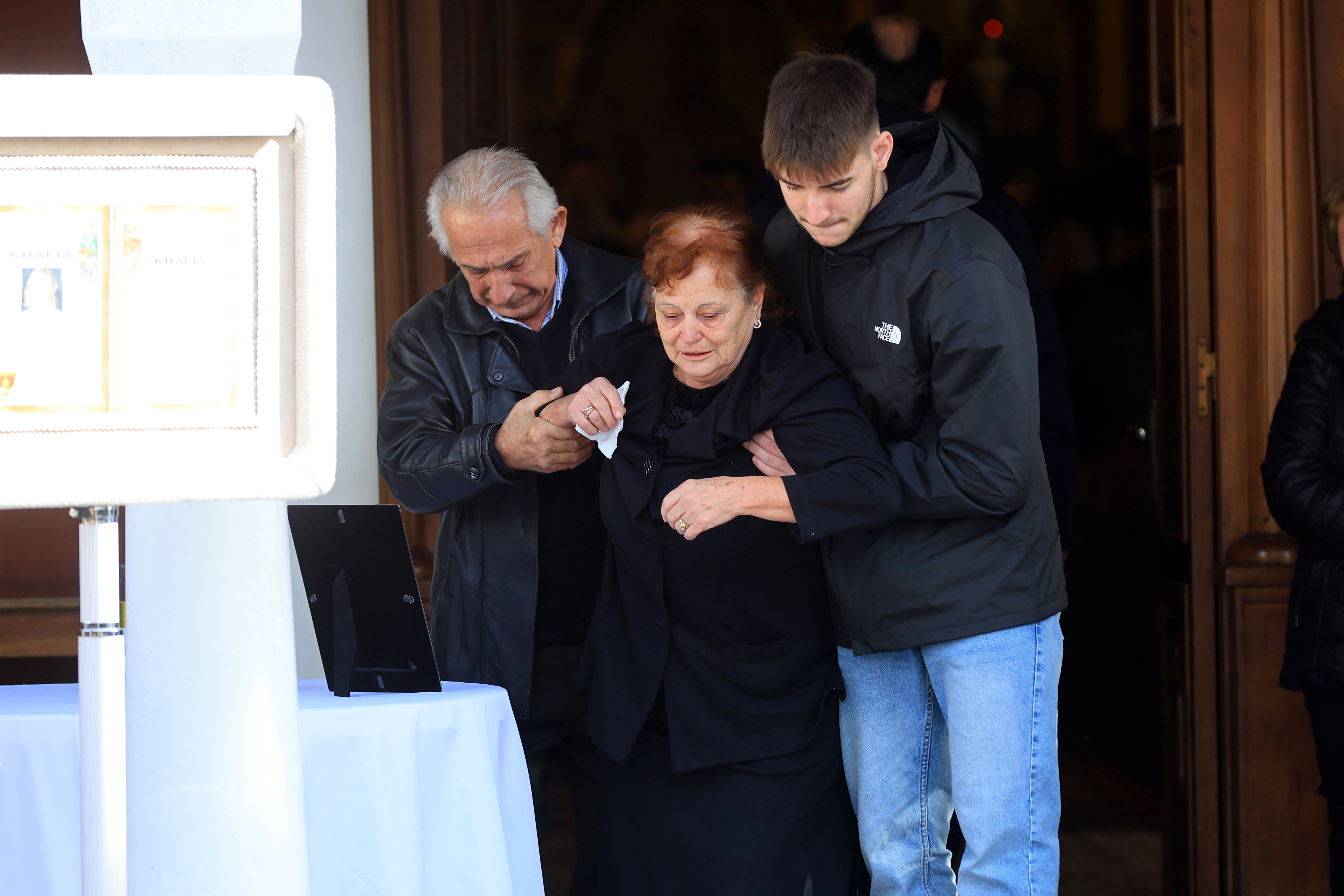 Τρίκαλα: Τελευταίο αντίο στη 45χρονη Ελένη που σκοτώθηκε στο εργοστάσιο «Βιολάντα»-1