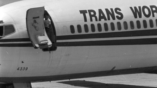 μια-αεροπειρατεία-τινάζει-στον-αέρα-τ-564040141