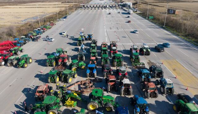 αγρότες-δύσβατη-ευθεία-μαξίμου-μαλ-564004423