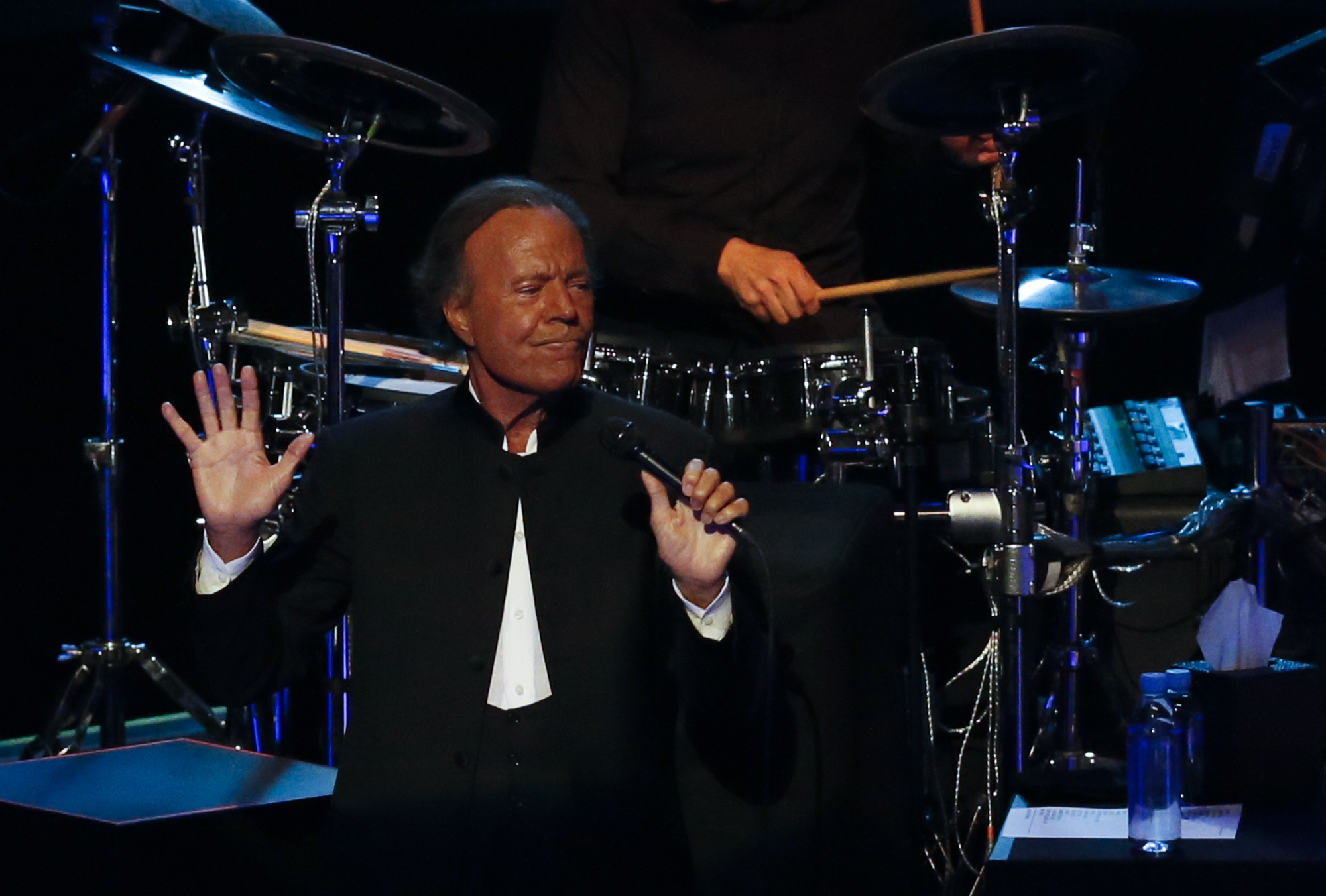 Χούλιο Ιγκλέσιας: Δύο γυναίκες τον κατηγορούν για βιασμούς και σεξουαλικές επιθέσεις-1