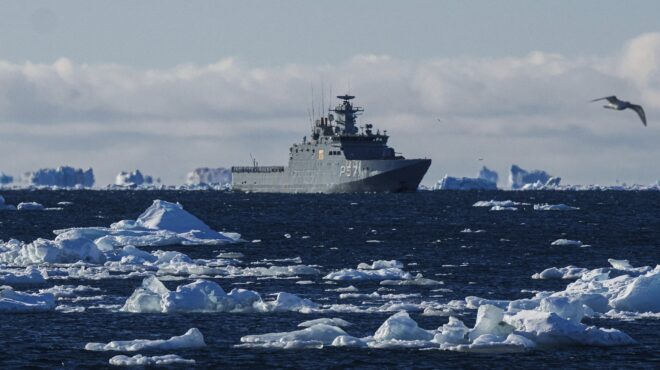 γροιλανδία-η-δανία-ενισχύει-τις-στρατ-564021004