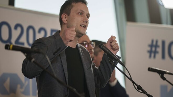 πρωθυπουργός-γροιλανδίας-να-ακολου-564022942