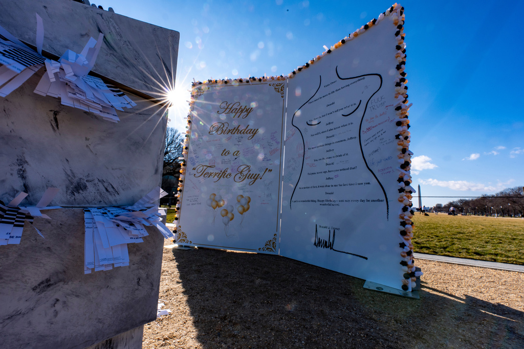 Μία… τρίμετρη εγκατάσταση με το γενέθλιο μήνυμα του Τραμπ στον Επσταϊν-2