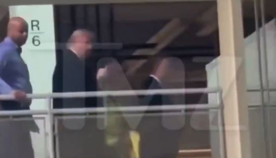 nτιτρόιτ-ο-τραμπ-ύψωσε-το-μεσαίο-δάχτυλ-564020335