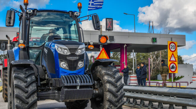 αγρότες-τίτλοι-τέλους-στα-μπλόκα-με-564033031