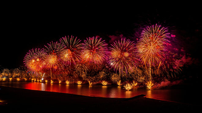 με-πυροτεχνήματα-και-ευχές-για-ειρήνη-564002398