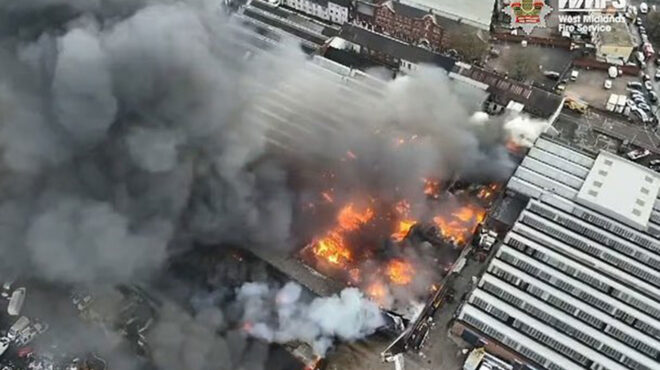 βρετανία-μεγάλη-πυρκαγιά-σε-εργοστάσ-564021034