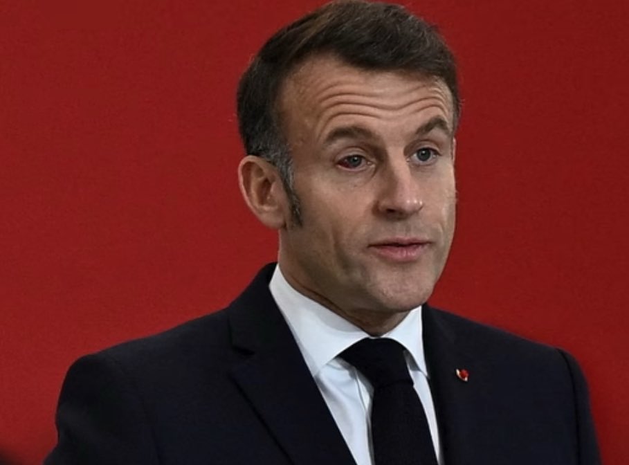 Viral ο Μακρόν με τα γυαλιά ηλίου Aviator – «Cyborg» και «επιδειξιομανής»-1