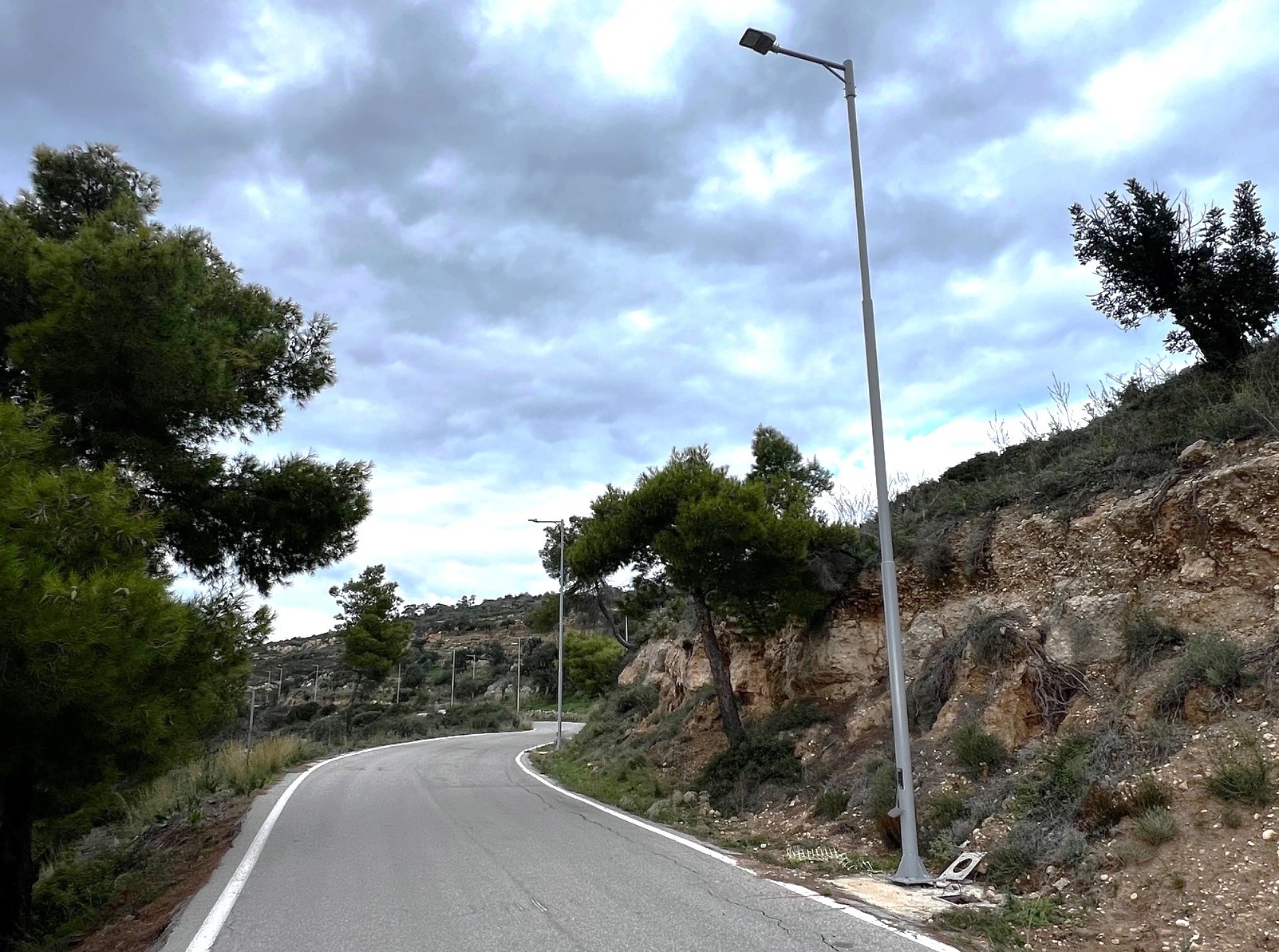 Το δίκτυο στύλων οδοφωτισμού που διχάζει τις Σπέτσες-1