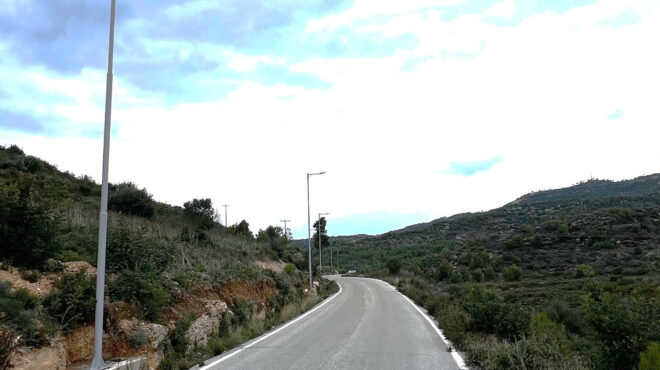 το-δίκτυο-στύλων-οδοφωτισμού-που-διχά-564011044