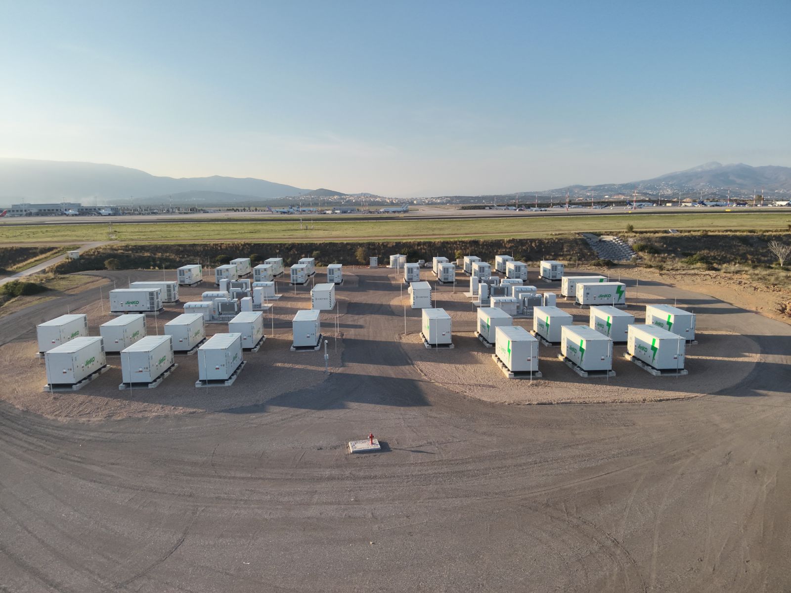 Η ΚIEFER ολοκληρώνει και ηλεκτροδοτεί το πρωτοποριακό φωτοβολταϊκό έργο 35,5 MWp με σύστημα αποθήκευσης 82 MWh στον Διεθνή Αερολιμένα Αθηνών «Ελ. Βενιζέλος»-2