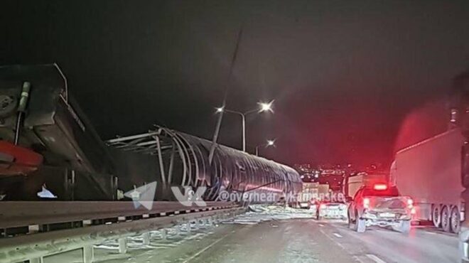 ρωσία-φορτηγό-καταστρέφει-πεζογέφυρ-564028807