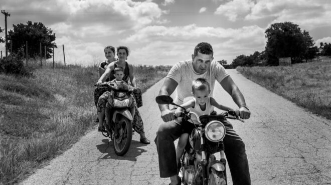 ζωές-στις-όχθες-το-οδοιπορικό-ενός-φωτ-564042334