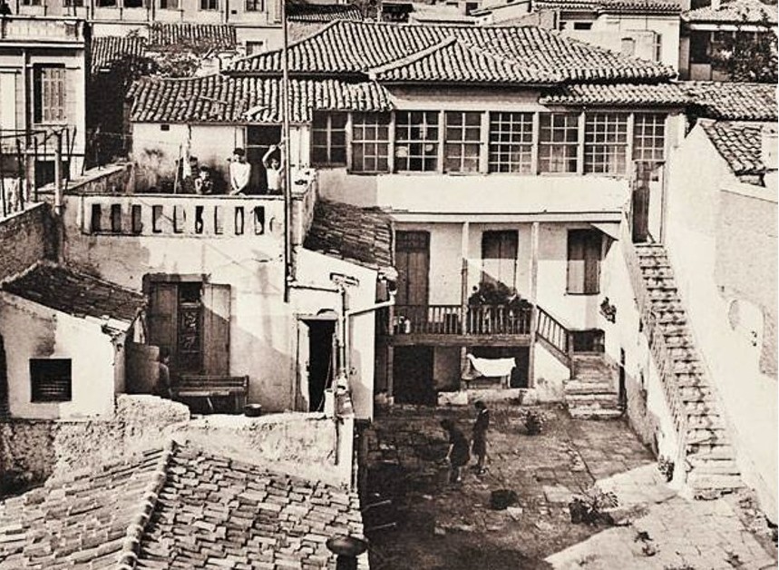 «Οικία Κοκοβίκου»: Αρχαιότητες στην αυλή του «Αντωνάκη και της Ελένης»-2