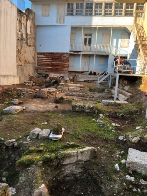 «Οικία Κοκοβίκου»: Αρχαιότητες στην αυλή του «Αντωνάκη και της Ελένης»-3