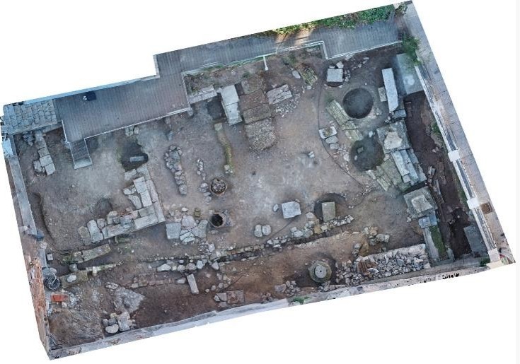 «Οικία Κοκοβίκου»: Αρχαιότητες στην αυλή του «Αντωνάκη και της Ελένης»-1