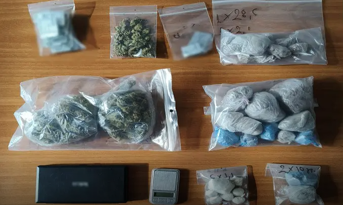 ΕΛ.ΑΣ.: Συνελήφθησαν τρία άτομα για διακίνηση ναρκωτικών – Μεταξύ τους και ιδιοκτήτης γνωστού ψητοπωλείου-1