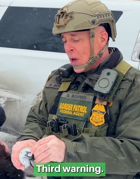 «Gas, gas, gas»: Βίντεο με τον Μποβίνο να ρίχνει χημικά και να απωθεί διαδηλωτές-1