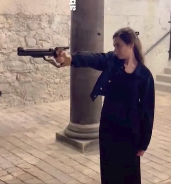 Ελβετία: Πρόστιμο σε πολιτικό που χρησιμοποίησε εικόνα της Παναγίας για σκοποβολή-2