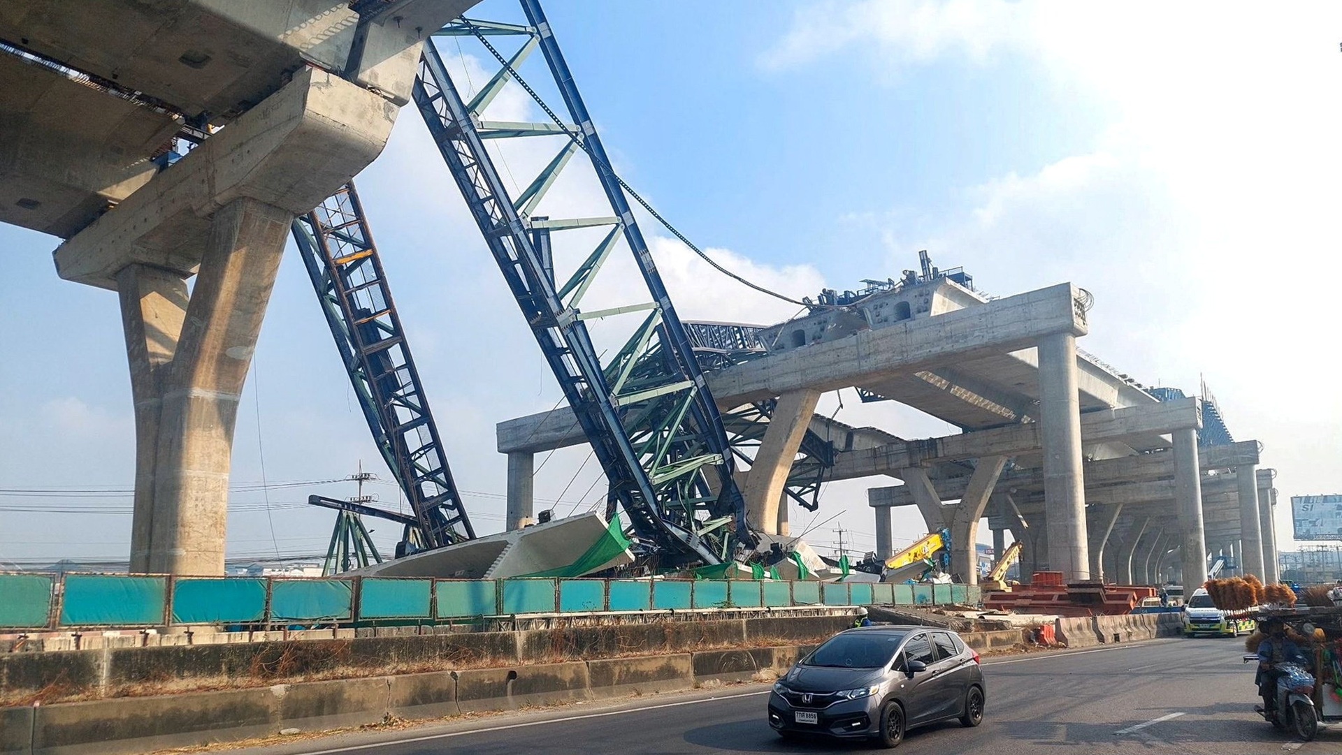 Ταϊλάνδη: Νέα κατάρρευση γερανού της ίδιας εταιρείας – Δύο νεκροί σε αυτοκίνητα-1