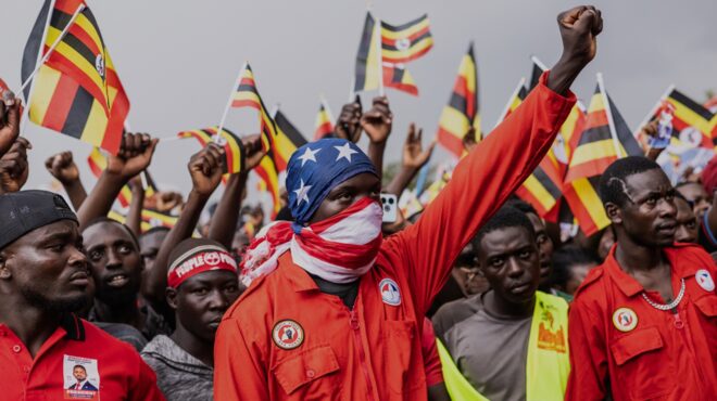 διαδηλωτές-αντιμέτωποι-με-στρατιώτε-564020608