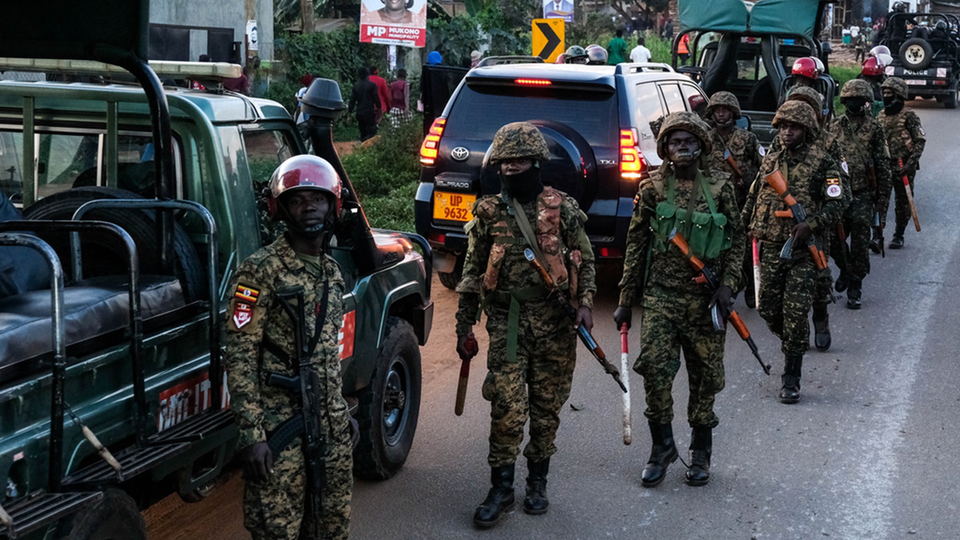 Διαδηλωτές αντιμέτωποι με στρατιώτες, διακοπή του Ιντερνετ: Δεν είναι Ιράν, είναι Ουγκάντα, παραμονή εκλογών-1