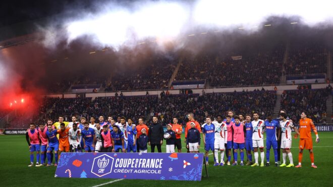 ενα-κύπελλο-να-το-πιεις-στο-ποτήρι-564024442