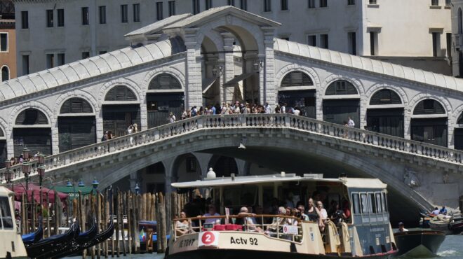 οταν-οι-τουρίστες-γίνονται-μάστιγα-564043474