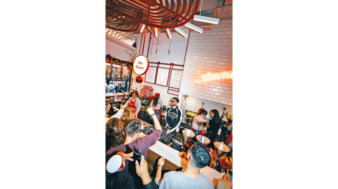 ψωμί-κρουασάν-και-πάρτι-564052129