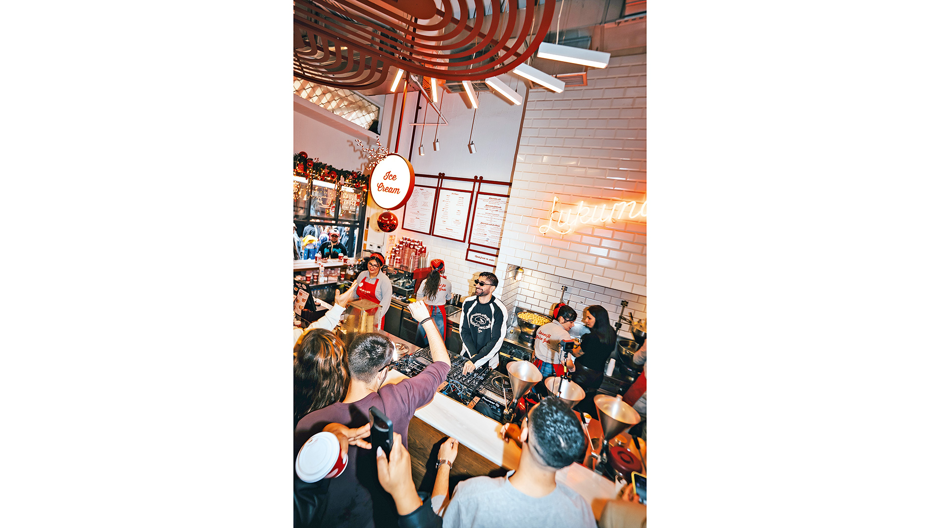 ψωμί-κρουασάν-και-πάρτι-564052129