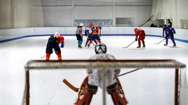 σε-έναν-αγώνα-ice-hockey-στο-παγοδρόμιο-του-ελα-564031864