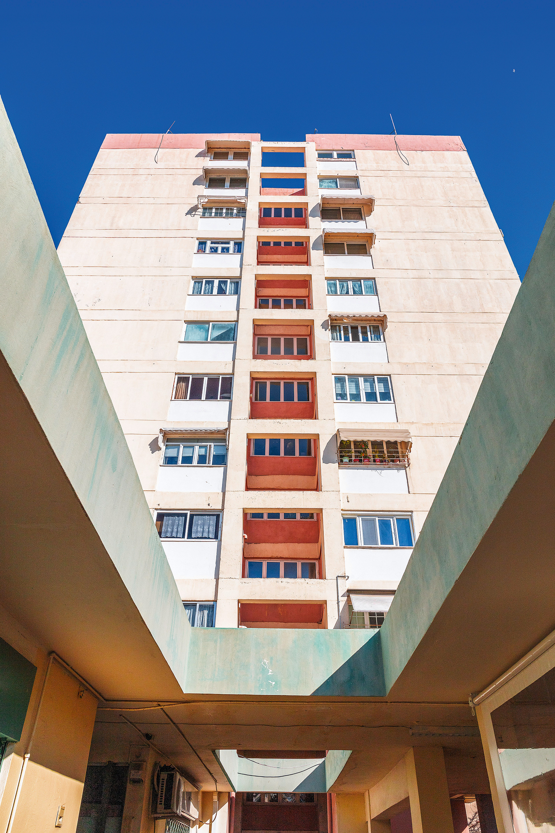 Ξενάγηση στην αθηναϊκή συνοικία που έχει το ένα πόδι στο παρελθόν-1